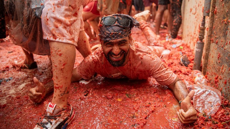 La Tomatina 2026: 150 toneladas de tomate que convierten a Bu&ntilde;ol en una fiesta mundial