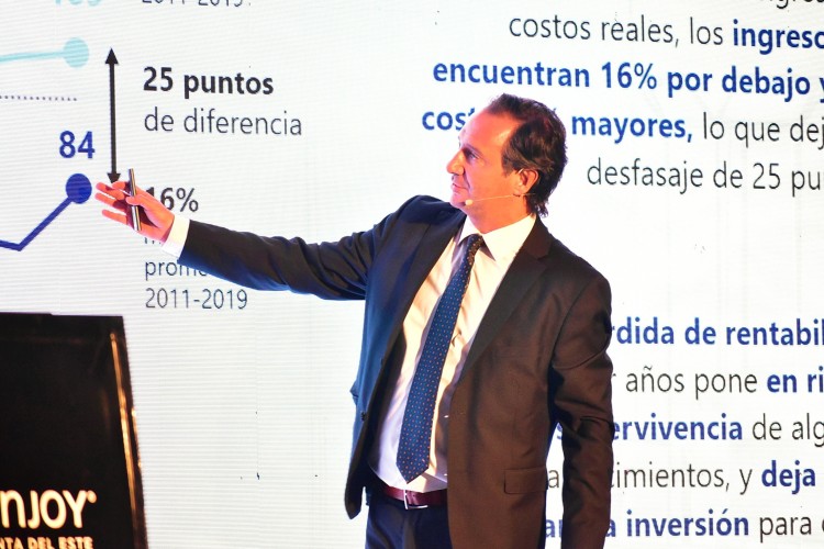 Uruguay recibe m&aacute;s turistas, pero gana menos: qu&eacute; est&aacute; pasando con el sector